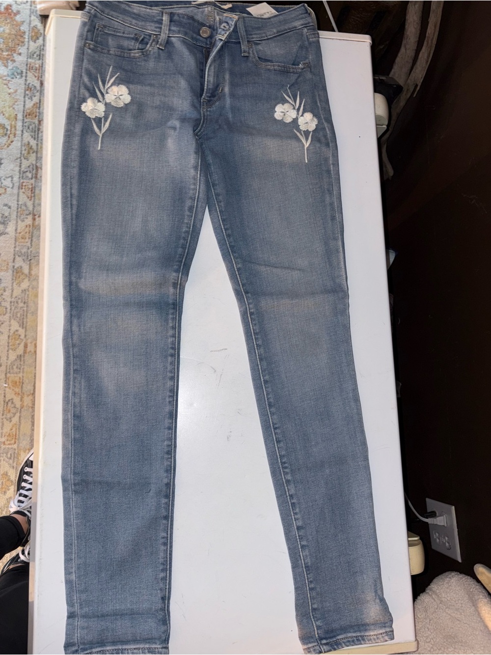 Levi’s mid-rise Light Blue Embroidered Floral Slim Jeans 26x29 Like New